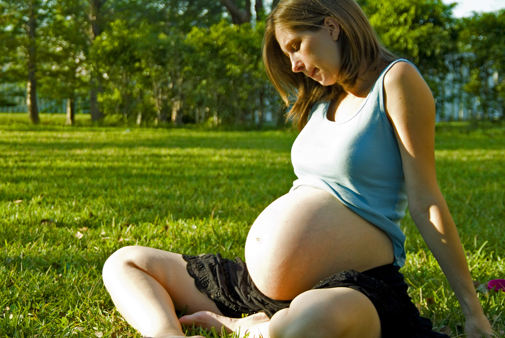 Беременная жена в чулках фото