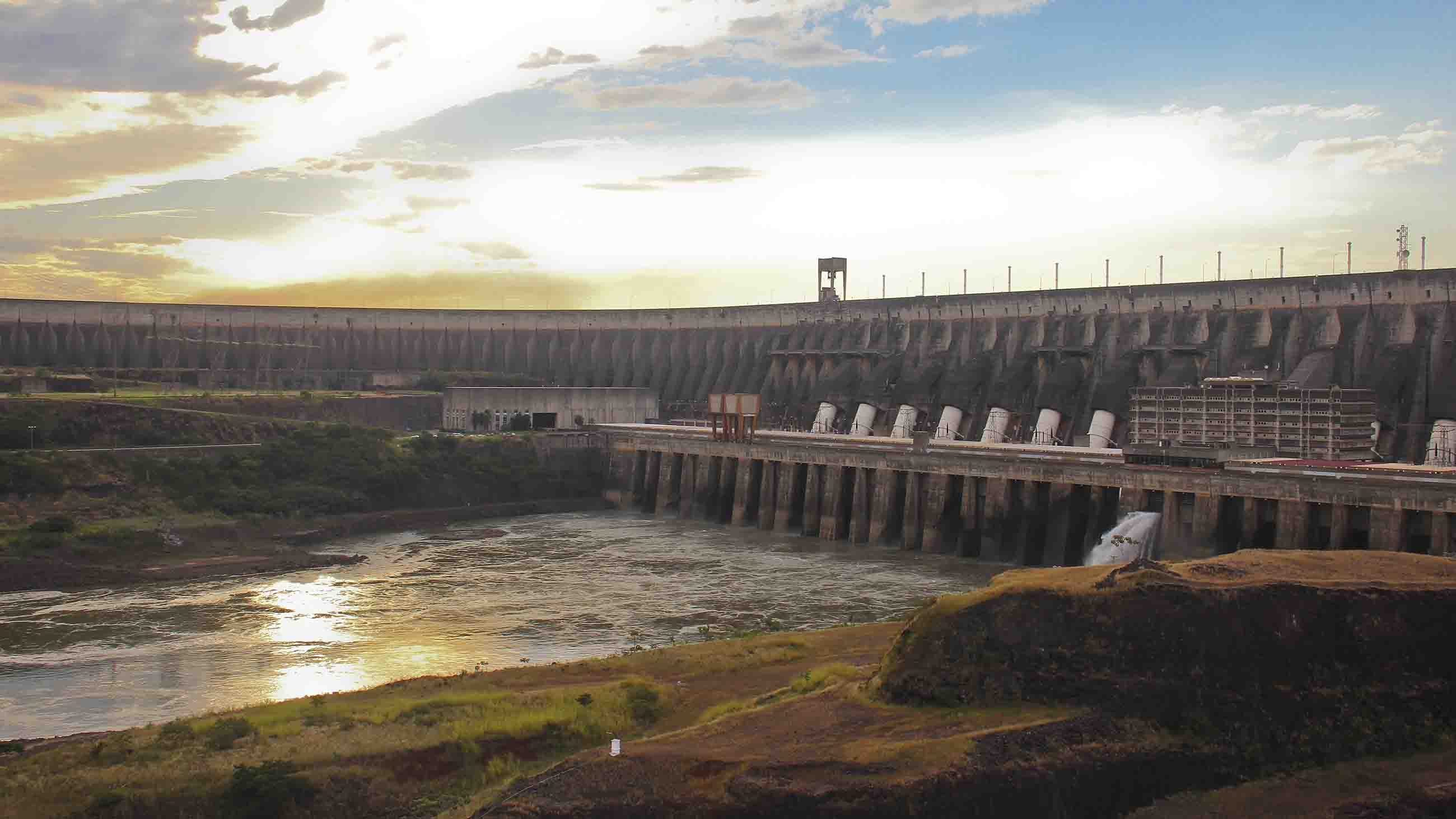 Люди перегородили реку большой. Плотина Итайпу в Бразилии. Плотина Итайпу в Парагвай. Плотина гидроэлектростанции Итайпу. ГЭС «Итайпу», Бразилия и Парагвай.