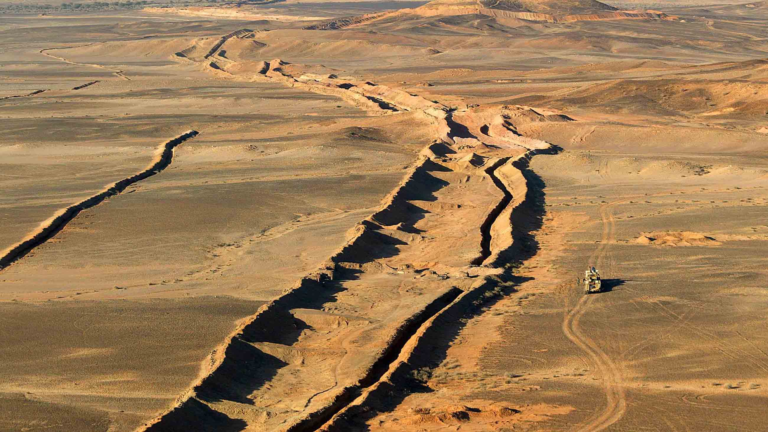 An ariel photo shows the wall separating Morocco and Mauritania in the Saharan occidental on January 4, 2002, during the Tan Tan (Morocco)-Zouerat (Mauritania) stage of the Arras Dakar Rally.  AFP PHOTO / PATRICK HERTZOG        (Photo credit should read PATRICK HERTZOG/AFP/Getty Images)