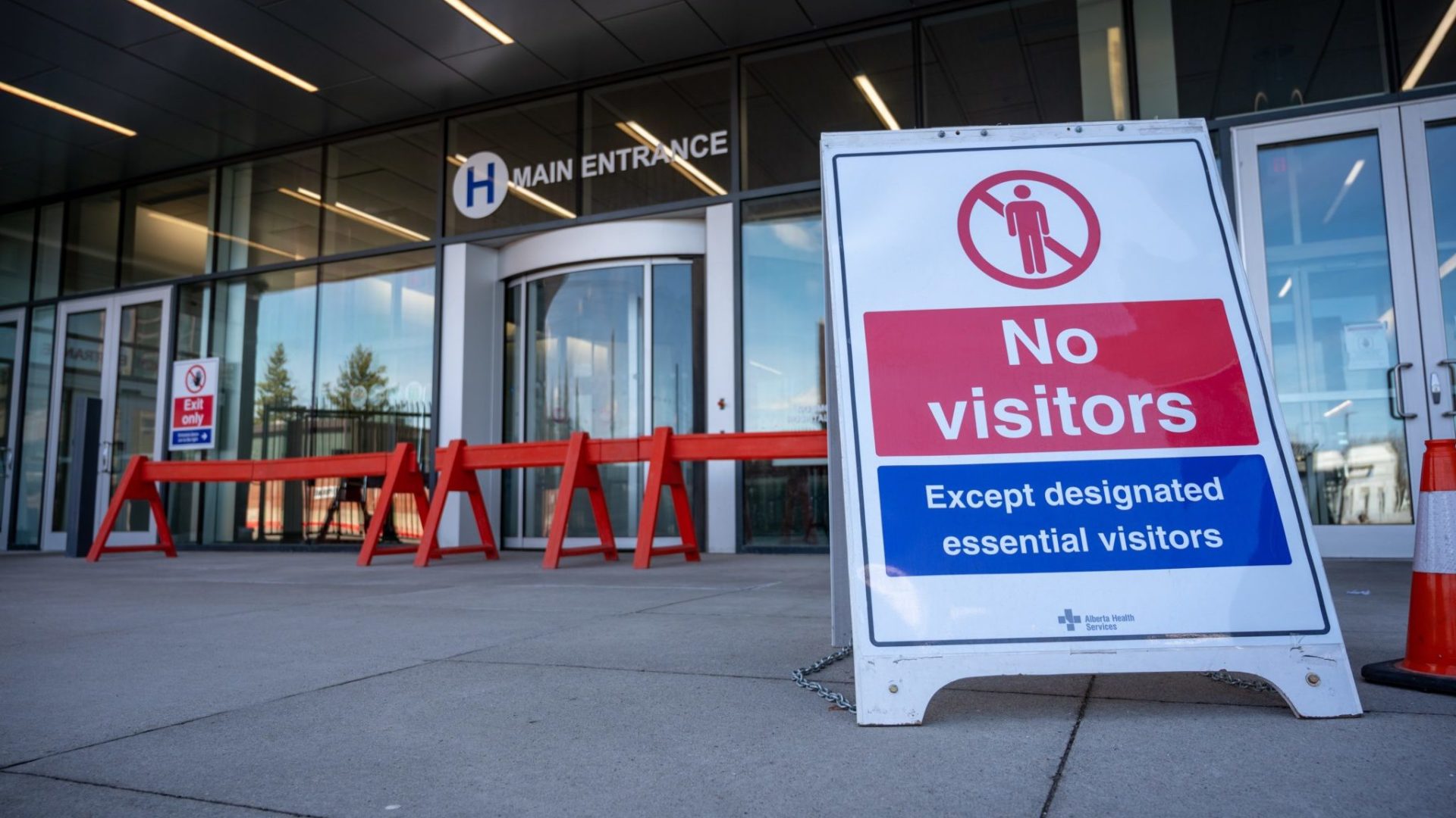 No visitors allowed signage due to COVID-19 at Chinook Regional Hospital in Lethbridge, Alberta