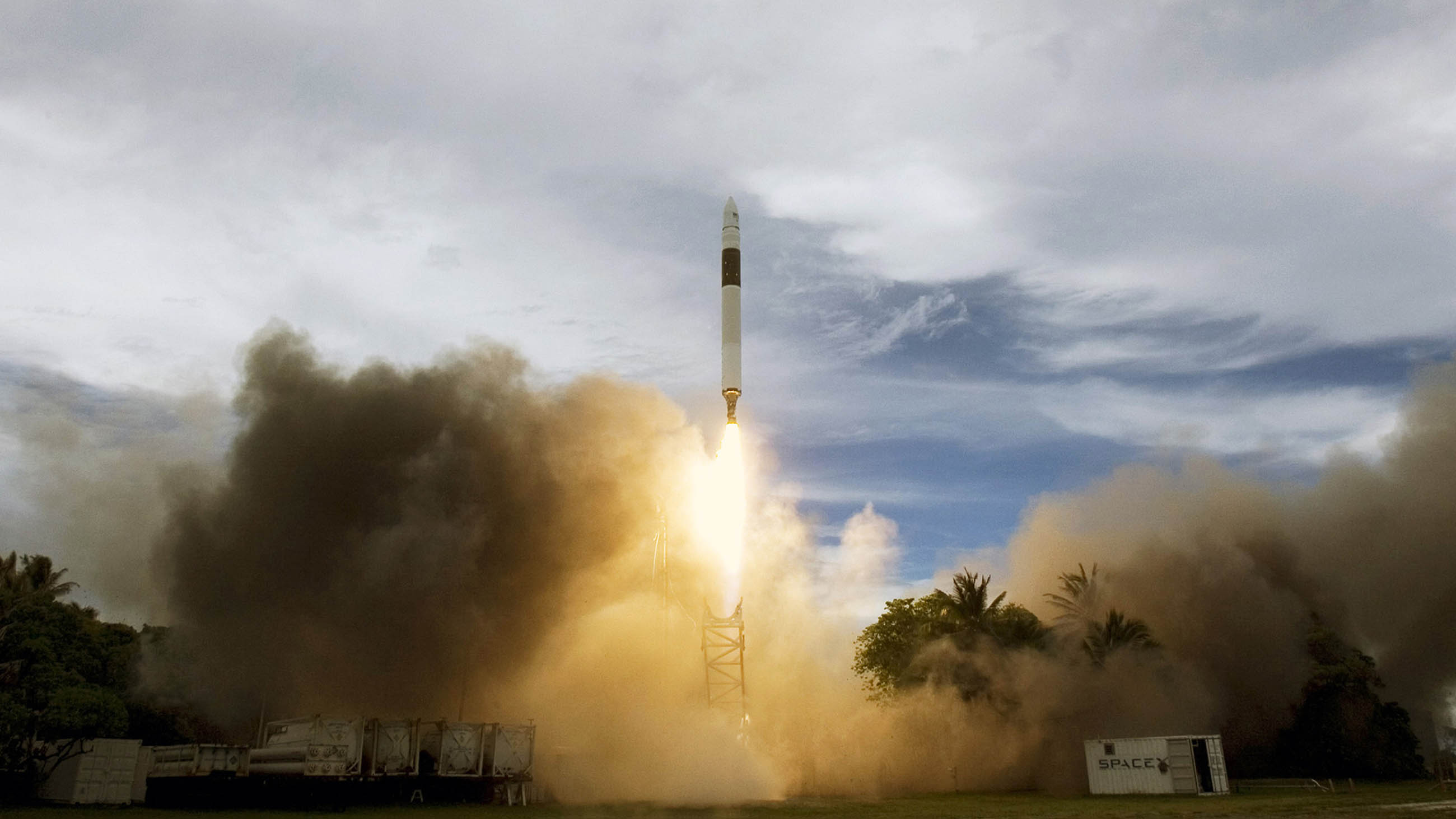 Falcon 1 launches from Omelek Island in the Kwajalein Atoll