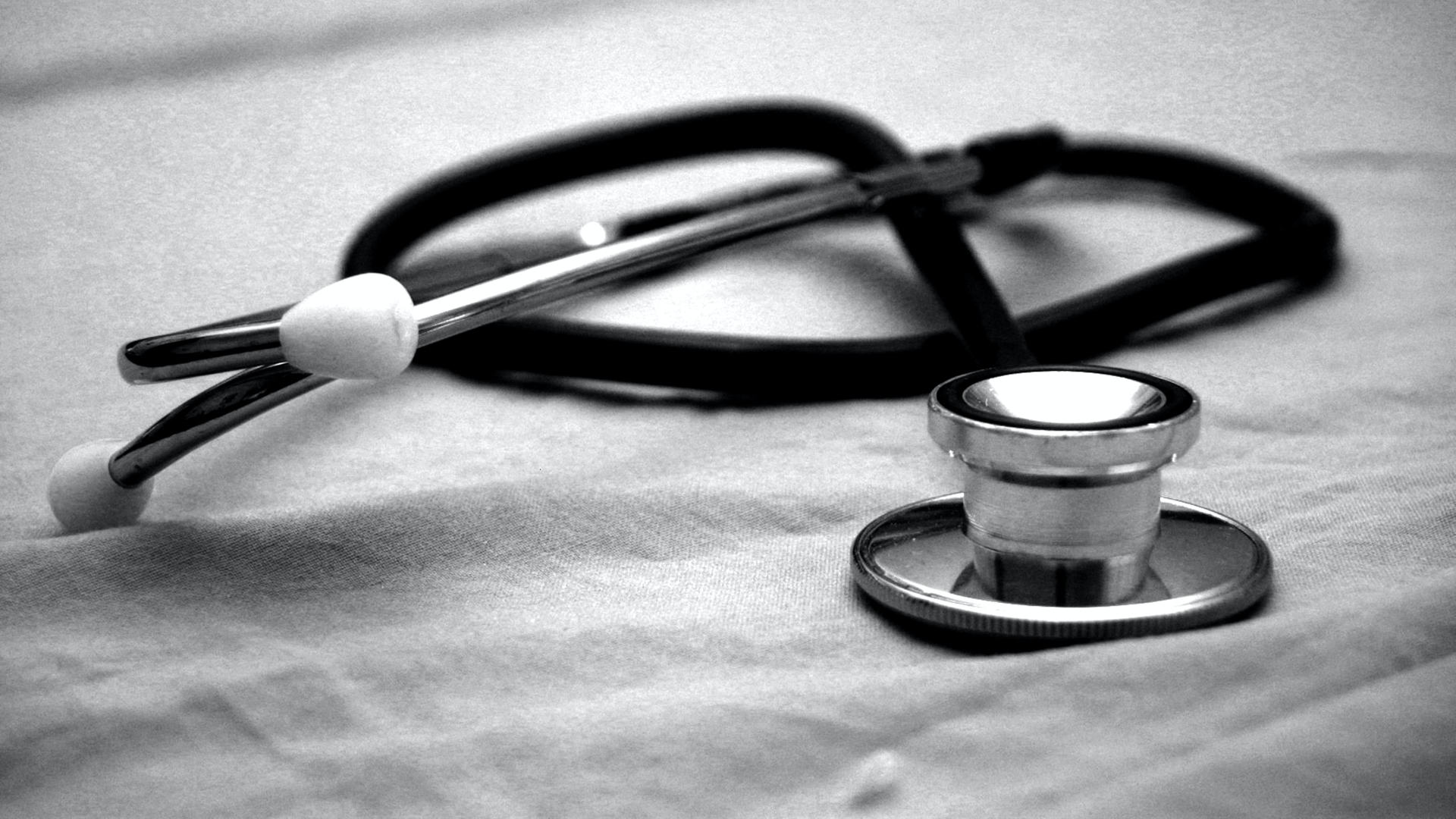 a black and white photo of a stethoscope