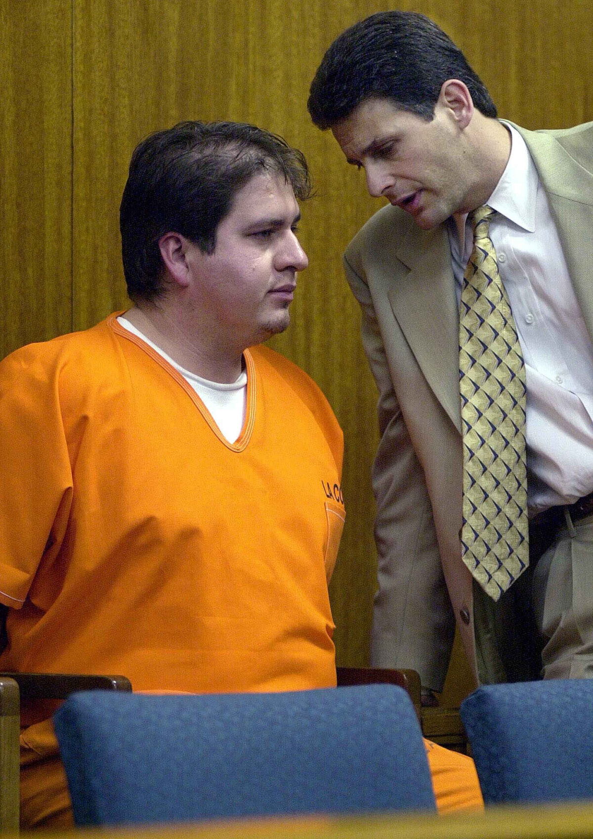 Эфрен Сальдивар (слева) консультируется с государственным защитником Джеффри Трелоаром во время предъявления обвинения 11 января 2001 года. В итоге Сальдивар признал себя виновным по шести пунктам обвинения в убийстве.