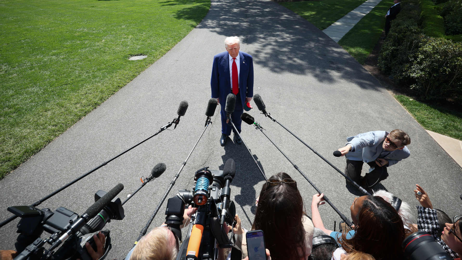 Donald Trump on south lawn of white house talking to reporters