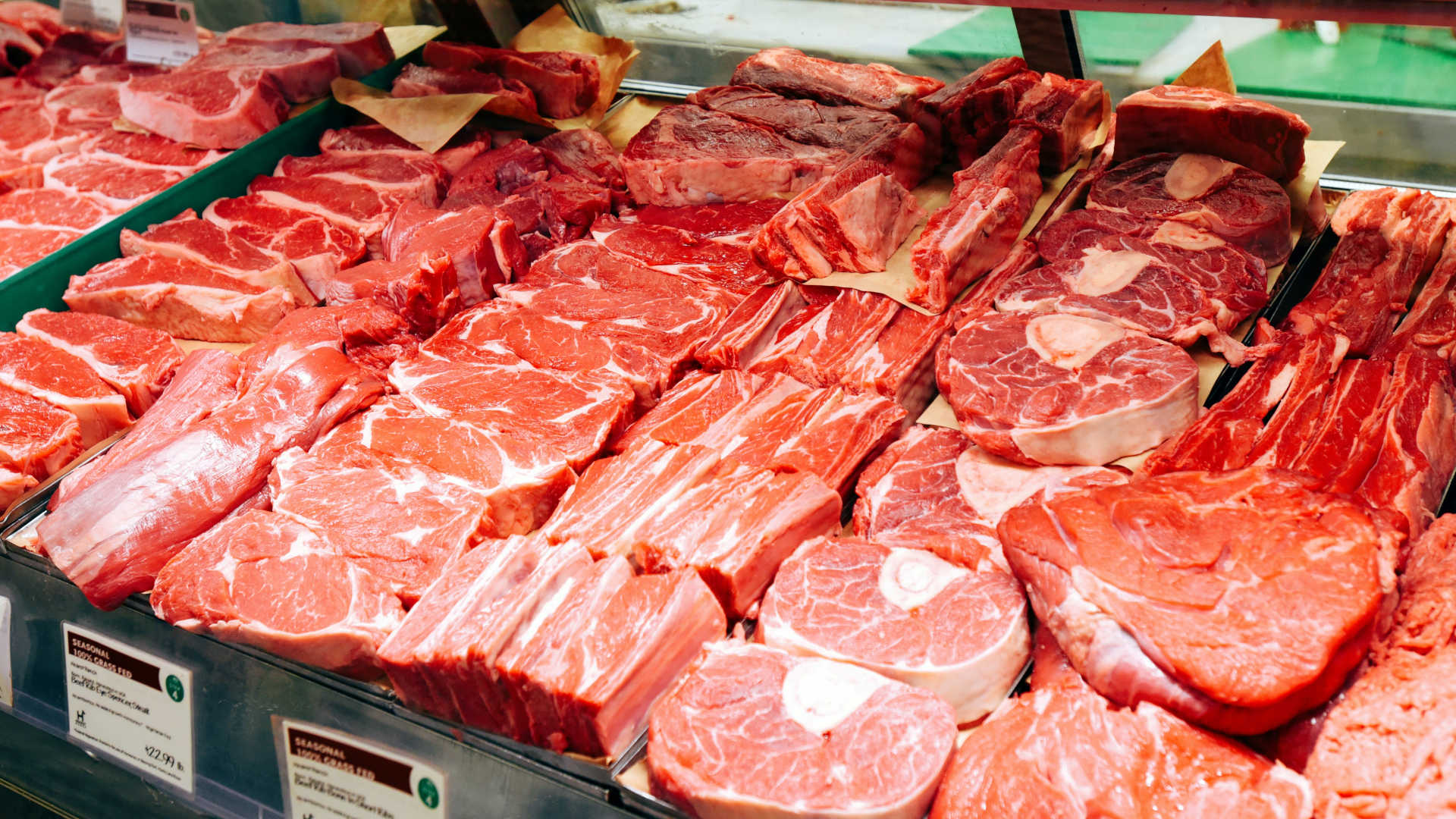 raw cuts of beef on display in a grocery case